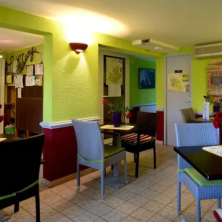 Logis De L'etang Hotell Cucuron